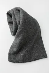 Bufanda rectangular color negro.