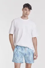 Short de baño con estampado de hojas de palmera en tonos celeste y azul.