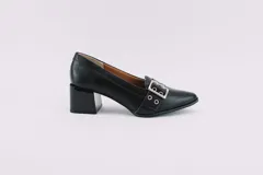 Zapato de cuero negro con taco cuadrado y punta fina. Presenta una correa con hebilla metálica y ojalillos plateados.