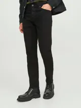 Jean negro de corte tapered, con cinco bolsillos y cierre con botón.