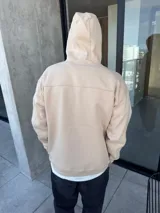 Canguro beige de algodón con corte oversize y logo bordado en el pecho.