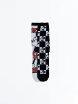 Pack de dos pares de medias de algodón con diseño de Mickey Mouse. Un par con diseño de Mickey Mouse a cuerpo entero y el logo de Disney en rojo. El otro par con diseño de tablero de ajedrez con la cara de Mickey en cada cuadro.