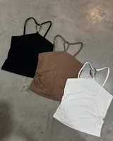 Top musculosa con breteles finos y escote halter con aro metálico.