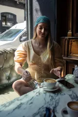 Camisa color amarillo pálido con corte en la cintura y abotonadura central. Tiene manga abullonada con detalle de elástico en puños.