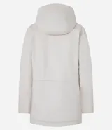 Campera parka color beige, forrada con peluche sintético, confeccionada en poliuretano. Tiene capucha, ajuste en el cuello, cierre delantero, bolsillos delanteros con solapa y textura gomosa.