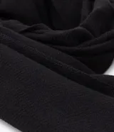 Bufanda larga negra de punto acrílico con flecos en los extremos.