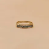Anillo de oro amarillo 18k con esmeraldas engarzadas.