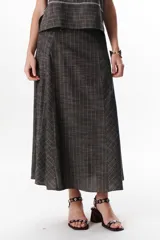 Falda larga de lino a cuadros grises y blancos, con corte al bies y cintura alta.