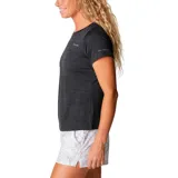 Remera deportiva Columbia color gris con estampado de líneas horizontales y logo de la marca en el pecho.