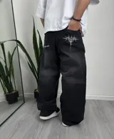 Pantalón baggy negro con estampado de rayos en color gris claro.