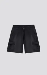 Bermuda de denim negra con cinco bolsillos, calce regular y ruedo desflecado.