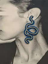 Aros colgantes con forma de serpiente azul contorneada con strass plateado.