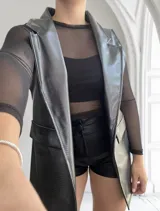 Chaleco largo con acabado metalizado y diseño moderno, ideal para complementar looks.