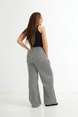 Pantalón palazzo de algodón a rayas verticales blancas y negras, con cintura alta y cordón ajustable.