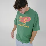 Remera de algodón color marrón con estampado gráfico en el frente.