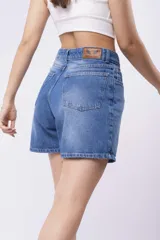 Short de jean azul claro, tiro alto, con corte ancho y dobladillo en el ruedo.
