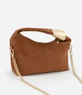 Bolso bandolera pequeño de gamuza color marrón con asa corta rígida y correa de cadena dorada.