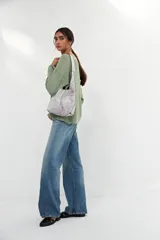 Bolso mini tote de cuero blanco craquelado, con correa de hombro y cierre superior.