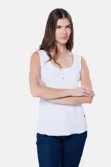 Musculosa lisa color lila en tela rib con botones a presión y corte relajado.