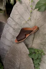 Sandalias marrones de cuero con diseño minimalista.