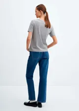 Remera gris de algodón con cuello en V y mangas cortas.