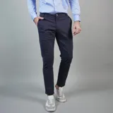 Pantalón de gabardina azul marino con 95% algodón y 5% spandex.