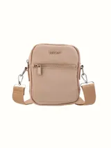 Bandolera negra de lona con correa ajustable y cierres metálicos.