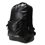 Mochila negra de diseño moderno, con compartimento especial para notebook y bolsillo externo para fácil acceso a objetos personales.