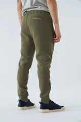 Pantalón de jogging negro de felpa con logo estampado y en goma, bolsillos con cierre, cierres en los tobillos, cintura ajustable y puños.