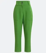 Pantalón carrot verde manzana de poliéster, tiro alto, con bolsillos laterales y cierre frontal con doble botón.