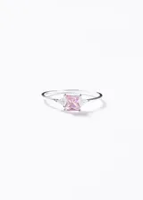 Anillo de plata 925 con una piedra central de zirconia color rosa en talla princesa (cuadrada) y dos piedras laterales de zirconia en talla triangular.