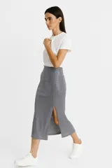 Falda midi gris con lentejuelas y tajo lateral.