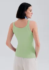 Musculosa slim color ocre, de tela acanalada con cuello redondo y sisas anchas.