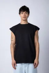 Musculosa negra de algodón, corte holgado y sisas amplias.