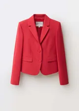 Blazer rojo con solapas de muesca, cierre frontal con dos botones y bolsillos delanteros con solapa.