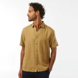 Camisa de manga corta color verde oliva con cuello clásico y cierre frontal con botones. Corte recto y tejido con textura. Ideal para un look casual.