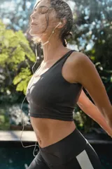 Top deportivo negro con breteles anchos y espalda deportiva.