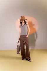 Pantalón marrón de lino rústico, con calce recto y tiro medio. Tiene bolsillos delanteros y traseros.
