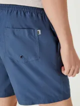 Short de baño rojo con cintura elástica y bolsillos laterales.
