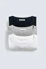 Pack de tres camisetas básicas de hombre, corte regular, cuello redondo y manga corta.