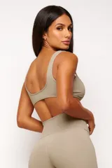 Top deportivo gris con escote cuadrado, breteles anchos y calce ajustado. Incluye forro interno y apertura para almohadilla removible.