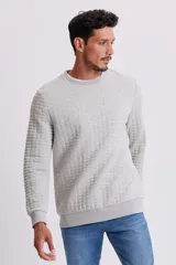 Buzo gris melange de corte clásico con textura capitoneada.