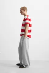 Pantalón jogger negro de corte ancho, confeccionado en tejido de algodón con interior de rizo. Cuenta con cintura elástica ajustable con cordón interior, bolsillos laterales y bolsillo trasero de parche.
