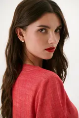 Blusa color crudo de lino con cuello redondo y mangas cortas.