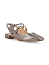 Ballerina destalonada plateada tipo mercedita con doble tira en empeine y tira trasera con elástico. Su punta semi cuadrada y su taco forrado apenas elevado hacen de esta chatita un calzado moderno y estiloso.