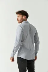 Camisa de manga larga para hombre, con fit slim y logo bordado en el pecho.