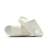 Sandalias Nike Calm Slide color blanco, de una sola pieza con diseño minimalista y logo Swoosh en relieve.