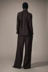 Pantalón palazzo de lino color rosado, con cintura elástica ajustable con cordón y bolsillos laterales ocultos.