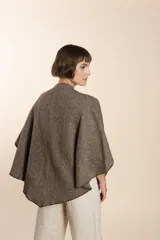 Ruana corta de lana color marrón con terminación de crochet hecho a mano. Prenda cómoda, versátil y fácil de combinar.