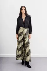 Pantalón amplio de viscosa jacquard con lurex, estampado con manchas de leopardo en negro y dorado. Tiene caída fluida, cintura con elástico trasero y forrería a tono.